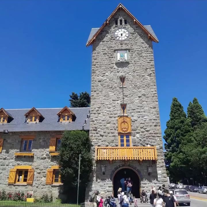 Torre del Centro Cívico de Bariloche bajo un cielo azul.