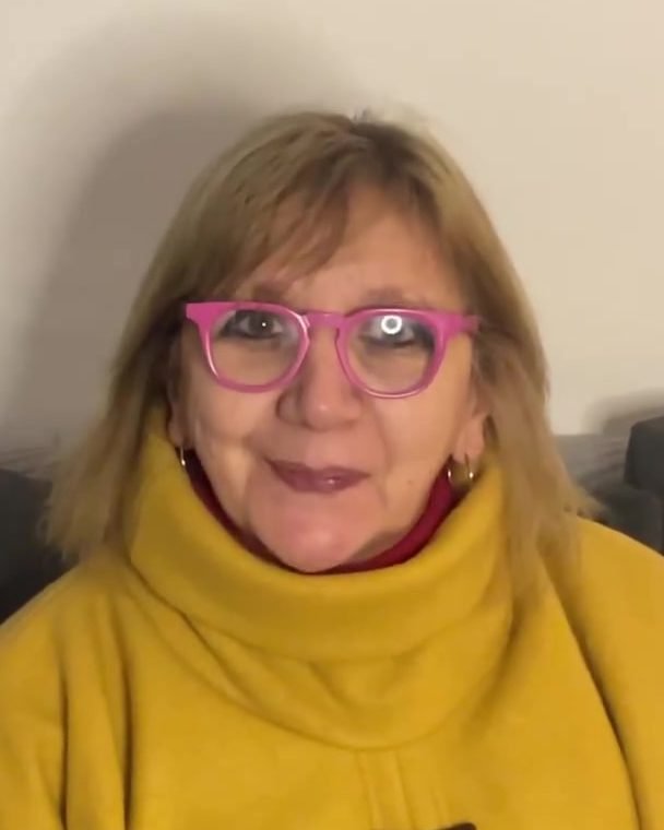 Retrato de Maru Bensi, con anteojos y un poncho color mostaza.